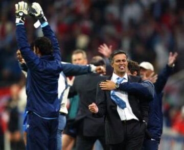 Mourinho celebra la victoria del Oporto que les da la Champions League de 2004 tras ganar al Mónaco.