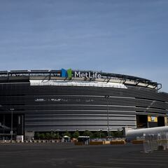 Where is MetLife Stadium and what is the capacity of the 2026 World Cup Final stadium?