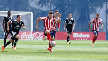 Marc Tenas controla el balón durante el partido que enfrentó al Club Atlético de Madrid B y al CP Villarrobledo en el partido correspondiente a la Jornada 8 del Grupo 5-E de Segunda División B, disputado en la Ciudad Deportiva