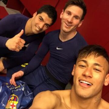 Neymar, Messi y Luis Enrique se hacen un selfie después del partido.