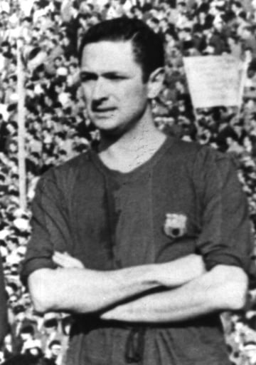 El defensa central español llegó al Atlético de Madrid en 1953 tras jugar tres temporadas en el club azulgrana (1950-1953). Fue el primero en hacer ese viaje. En las tres temporadas que vistió la camiseta rojiblanca (1953-1956) jugó un total de 79 partidos con 4 goles en su haber. 