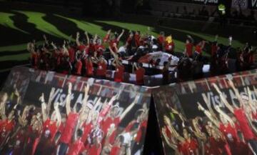 Jugadores y aficionados en el estadio Sánchez Pizjuán.