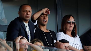 La familia Neymar en un partido del PSG.