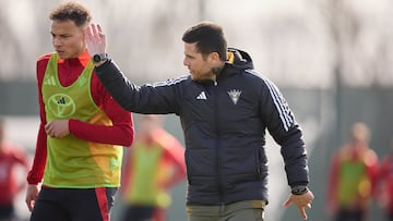 Alessio Lisci, entrenador del Mirandés, durante un entrenamiento del equipo rojillo.