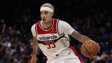 Washington Wizards forward Kyle Kuzma (33) drives to the basket