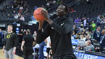 Bol Bol, hijo de Manute, mide 2,18 metros.