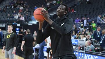 LAS VEGAS, NEVADA - MARCH 16: Bol Bol #1 of the Oregon Ducks shoots baskets before the championship game of the Pac-12 basketball tournament against the Washington Huskies at T-Mobile Arena on March 16, 2019 in Las Vegas, Nevada. The Ducks defeated the Huskies 68-48. (Photo by Ethan Miller/Getty Images)
PUBLICADA 31/03/19 NA MA40 1COL