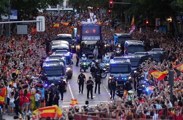 Los jugadores de la selección española celebran con los miles de aficionados que invaden las calles de Madrid el título de campeones de Europa.