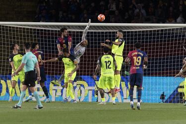 El portero del Mallorca  durante el partido contra el Barcelona.