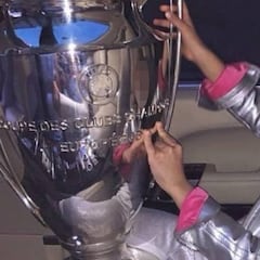 Indignación en Rusia: la hijastra de un diputado ucraniano jugó con el trofeo de la Champions