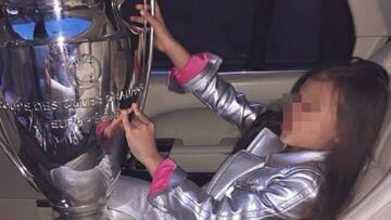 La hijastra del Presidente de la Federación de Ucrania y diputado nacional, Liza Chaus, jugando con el trofeo de campeón de la Champions en el interior de un coche.