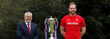 Warren Gatland (seleccionador galés, de traje) y el capitán Alun Wyn Jones durante la presentación del 6 Naciones.