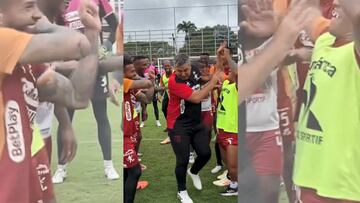 En un ambiente lleno de risas, jugadores y cuerpo técnico disfrutaron mientras todos, incluidos el DT, cruzaban el pasillo entre las bromas del equipo.