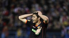 Valencia&#039;s Serbian forward Nikola Zigic reacts during a UEFA Europa League football match against Atletico de Madrid at the Vicente Calderon Stadium, on April 08, 2010, in Madrid. Both teams finished in a draw 0-0. AFP PHOTO/Pedro ARMESTRE
 