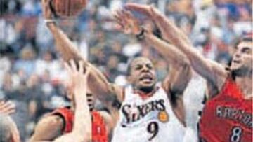 Calderón, ante Iguodala: victoria y título.