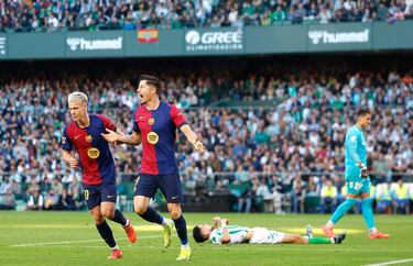 Robert Lewandowski celebra el 0-1 al Betis. 
