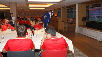 Los internacionales viendo el partido.