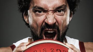 Sergio Llull posa con el balón de los Juegos.