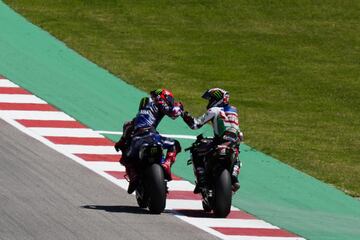 Fabio Quartararo y Álex Rins se saludan tras rebasar la línea de meta. El piloto francés de Yamaha y español de Honda, tercero y primero respectivamente en el Gran Premio de Las Américas.