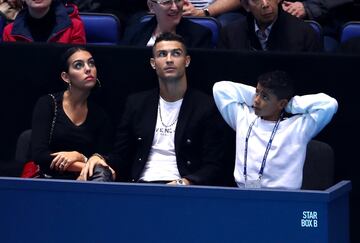 Cristiano Ronaldo aprovechó el parón liguero para disfrutar en Londres de la ATP Finals junto a Georgina Rodríguez y su hijo mayor. Vio el partido entre Djokovic e Isner.