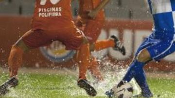 <b>CONTRA EL AGUA. </b>Antonio Hidalgo trata de conducir un balón ante la imposición de Jony durante el encuentro de ayer.