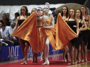 Llegada del trofeo al Palacio de Deportes, en Madrid, donde esta noche se disputa el primer partido de la final de la Liga ACB.