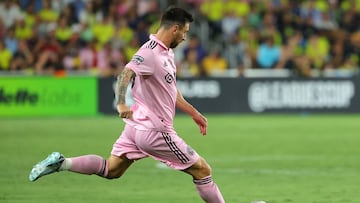 NASHVILLE, TENNESSEE - AUGUST 19: Lionel Messi #10 of Inter Miami passes the ball during second half in the Leagues Cup 2023 final match between Inter Miami CF and Nashville SC at GEODIS Park on August 19, 2023 in Nashville, Tennessee. Kevin C. Cox/Getty Images/AFP (Photo by Kevin C. Cox / GETTY IMAGES NORTH AMERICA / Getty Images via AFP)