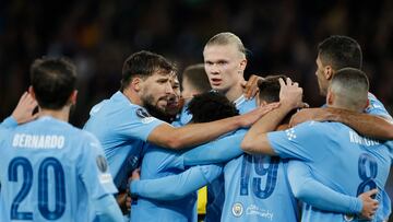 Los jugadores del Manchester City celebran con Erling Haaland un gol anotado ante el Young Boys.