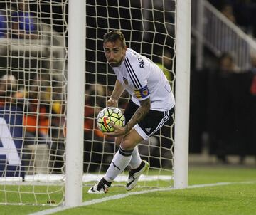 Comenzó en las categorías inferiores del Valencia, debutó con el primer equipo en la temporada 11/12. Sus idas y venidas con cesiones por el medio han sido constantes hasta que en 2016 ficha por el Barcelona donde jugara dos temporadas hasta que en 2018 ficha por el Borussia de Dortmund