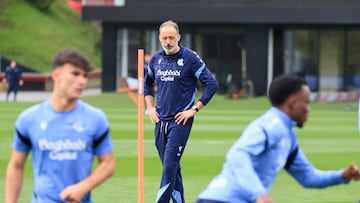 Pellegrino Matarazzo sigue el entrenamiento de sus jugadores en Zubieta.