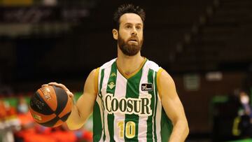 Pablo Almazán, capitán del Betis, se fractura el brazo derecho