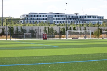 Campo de hierba artificial donde entrena el filial del femenino. 