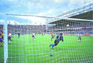 Platt enganchó un difícil remate tras un centro de Lineker para marcar el 0-1. El partido acabó 2-1 e Inglaterra quedó eliminada y anticipó la despedida de Lineker, que había anunciado su adiós a la selección tras la Euro. 