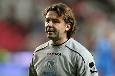 Llegó procedente del Fenerbahçe por petición expresa del entonces entrenador John Toshack, que le conocía de su paso por el fútbol turco. El Madrid pagó 26 millones por él, pero las lesiones influyeron en su rendimiento, lo que le obligó a retirarse. Empezó de esa manera su carrera como técnico: fue segundo entrenador de la selección bosnia desde 2010 hasta pasado el Mundial de Brasil 2014. Desde el pasado mes de octubre dirige al Tuzla Sport bosnio…