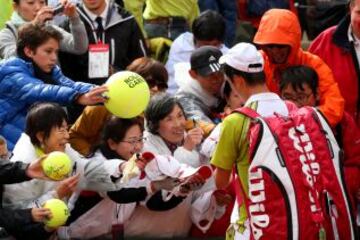 Kei Nishikori firmando autográfos.