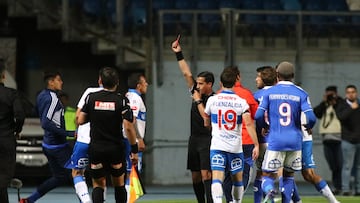 El arbitro Felipe Gonzalez le muestra tarjeta roja al jugador de Universidad Catolica Fabian Orellana, durante el partido de Copa Chile frente a Universidad de Chile realizado en el Estadio El Teniente de Rancagua, Chile.
13/10/2022
