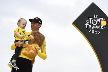 El hijo de Froome se roba el show en la premiación del Tour