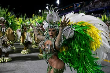 Un artista de la escuela de samba Unidos da Tijuca baila durante las celebraciones del Carnaval en el Sambdromo de Ro de Janeiro.