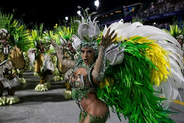 Un artista de la escuela de samba Unidos da Tijuca baila durante las celebraciones del Carnaval en el Sambódromo de Río de Janeiro.