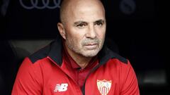 El entrenador del Sevilla, el argentino Jorge Sampaoli, antes del partido frente al Real Madrid de la trig&eacute;sima s&eacute;ptima jornada de la Liga de Primera Divisi&oacute;n que se juega hoy en el estadio Santiago Bernab&eacute;u, en Madrid.