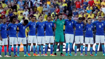 Los jugadores de Brasil guardan un minuto de silencio por la muerte del boxeador estadounidense Muhammad Ali antes de un partido de la Copa América.