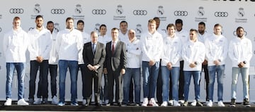 La plantilla del Real Madrid de baloncesto con Florentino Pérez y Guillermo Fadda, director de Audi España
