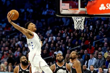  Giannis Antetokounmpo realiza un mate durante el encuentro de las estrellas de la NBA. 