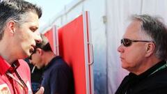 Gene Haas charla con un ingeniero de Ferrari.