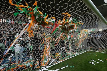 La eliminación del Rangers a manos del Celtic en el partido de Copa provocó la invasión de campo y la pelea de los seguidores de ambos equipos. La policía tuvo que intervenir.