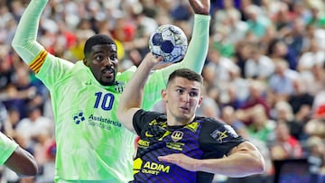 Aymeric Minne, del Nantes, supera la defensa de Dika Mem.