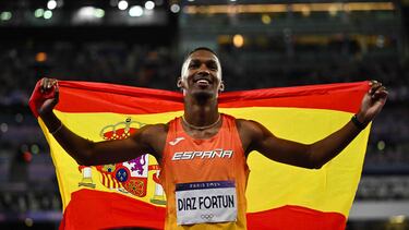 Jordan Díaz celebra su oro olímpico en triple salto con la bandera de España.