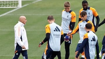08/11/24 ENTRENAMIENTO REAL MADRID
ANTONIO PINTUS PREPARADOR FISICO FRAN GONZALEZ ANTONIO RUDIGER RODRYGO GOES FERLAND MENDY EDER MILITAO