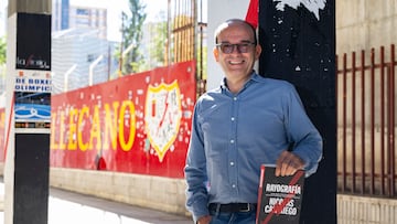 Nicolás Casariego posa con su libro.