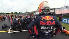 Verstappen ve c&oacute;mo los mec&aacute;nicos reparan su Red Bull antes de la salida del GP de Hungr&iacute;a 2020.